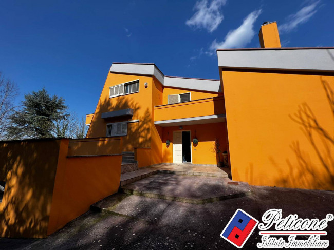 VILLA PRESTIGIOSA IMMERSA NEL VERDE