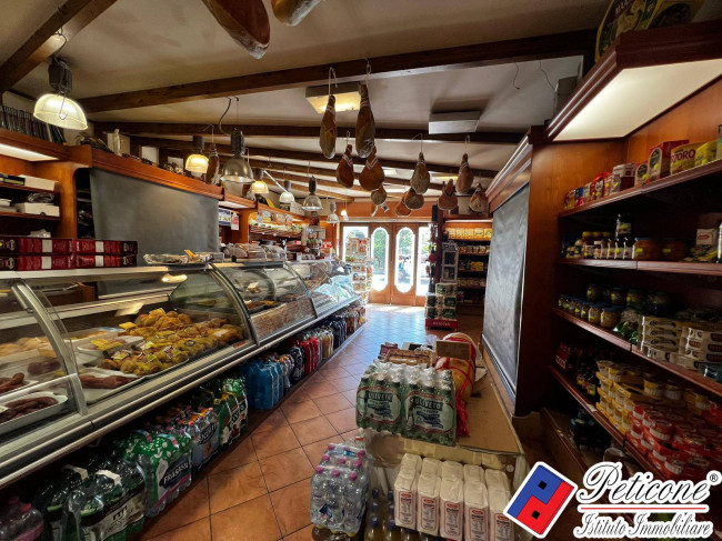 Locale Commerciale ad Alta Visibilità con ampia Corte Esclusiva