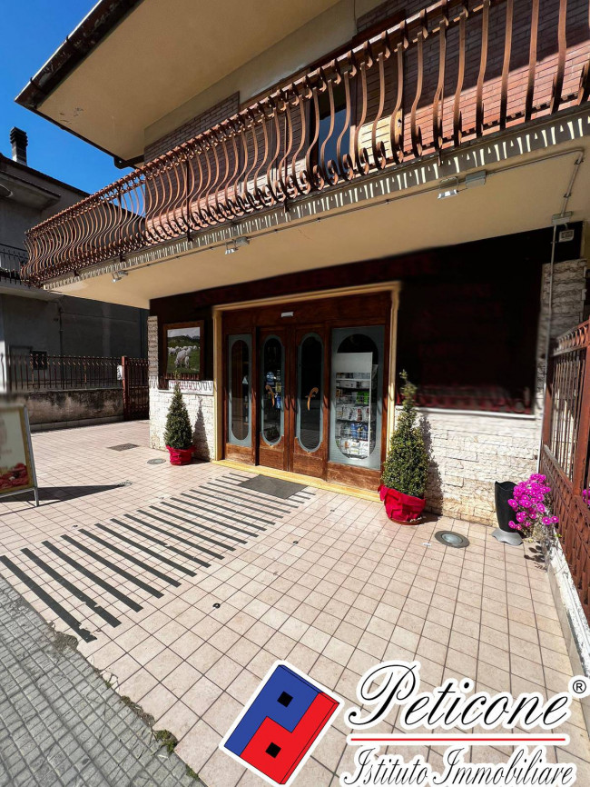 Locale Commerciale ad Alta Visibilità con ampia Corte Esclusiva