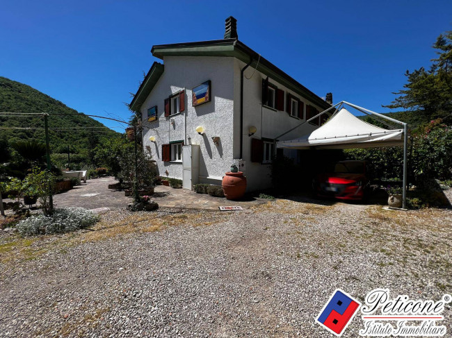VILLA UNICA IMMERSA NEL VERDE
