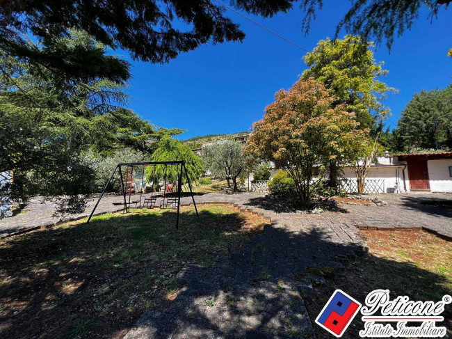 VILLA UNICA IMMERSA NEL VERDE