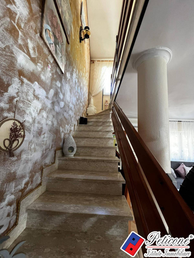 VILLA UNICA IMMERSA NEL VERDE
