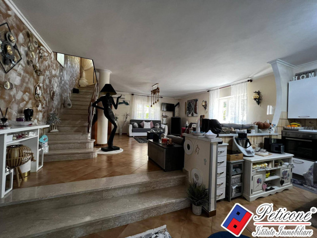 VILLA UNICA IMMERSA NEL VERDE