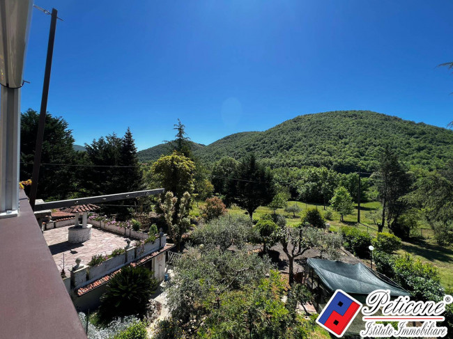 VILLA UNICA IMMERSA NEL VERDE