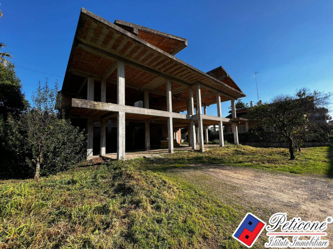 Villa con Possibilità di Realizzare 6 Appartamenti