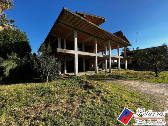 Villa con Possibilità di Realizzare 6 Appartamenti