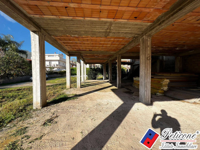Villa con Possibilità di Realizzare 6 Appartamenti