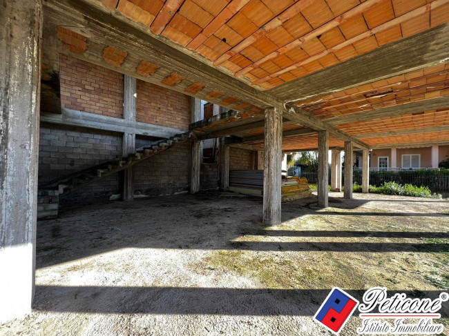 Villa con Possibilità di Realizzare 6 Appartamenti