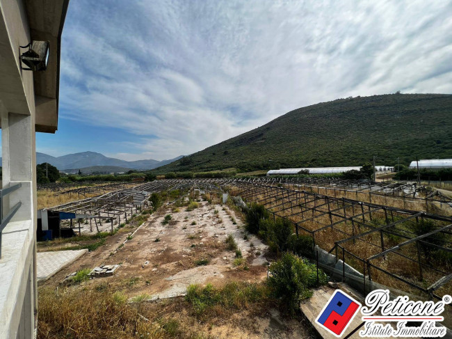 PERFETTA ABITAZIONE PER INVESTIMENTO CON TERRENO IDONEO PER COSTRUZIONE SERRE