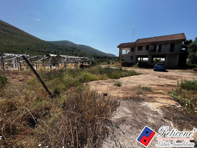 TERRENO con VILLA e PERMESSO approvato per COSTRUIRE SERRE