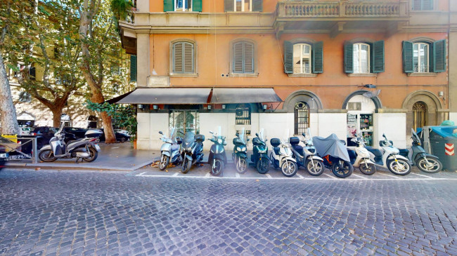 Locale commerciale in vendita