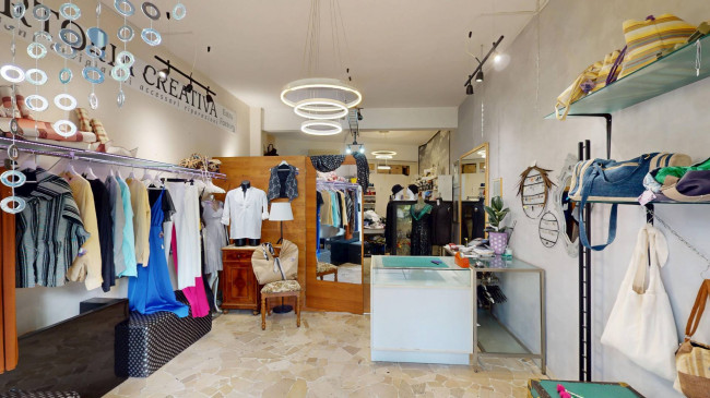 Locale commerciale in vendita