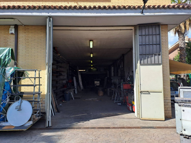 Locale commerciale in affitto