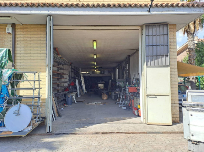 Locale commerciale in affitto