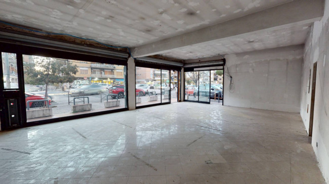 Locale commerciale in vendita