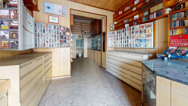 Locale commerciale in vendita