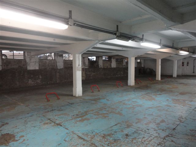 Garage in Affitto