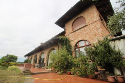 Farmhouse for Sale in Canelli