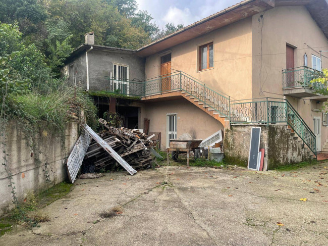 Casa semi-indipendente in vendita a Sant'angelo A Scala (AV)