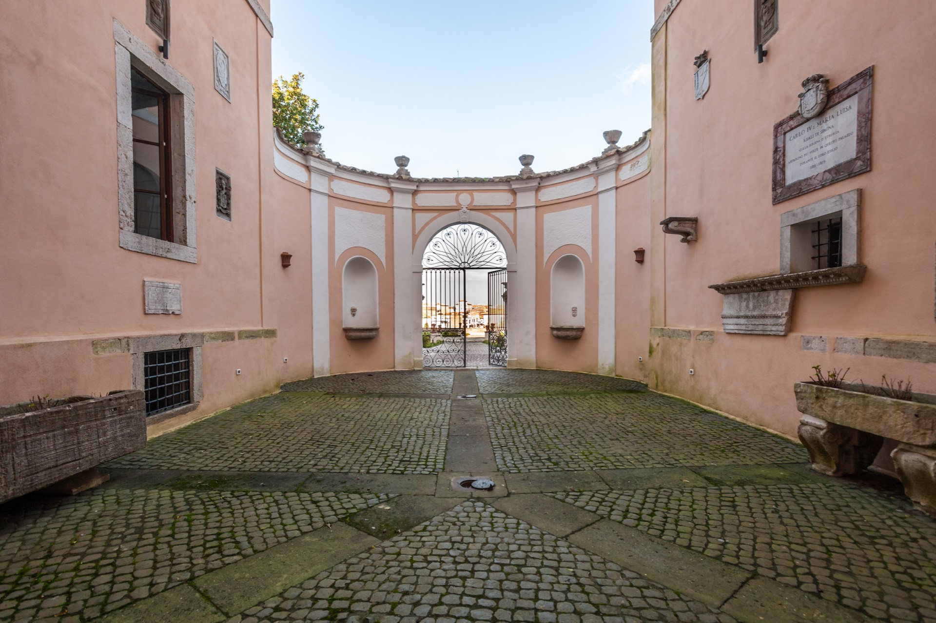 Stabile intero - Palazzo CIVITA CASTELLANA vendita  Centro Storico  Coldwell Banker Bodini International Real Estate