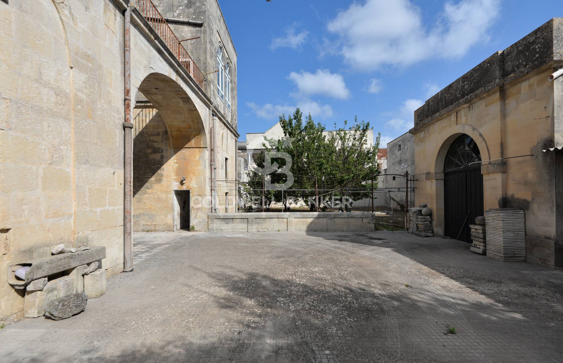 Stabile intero - Palazzo MAGLIE vendita    Coldwell Banker Bodini International Real Estate