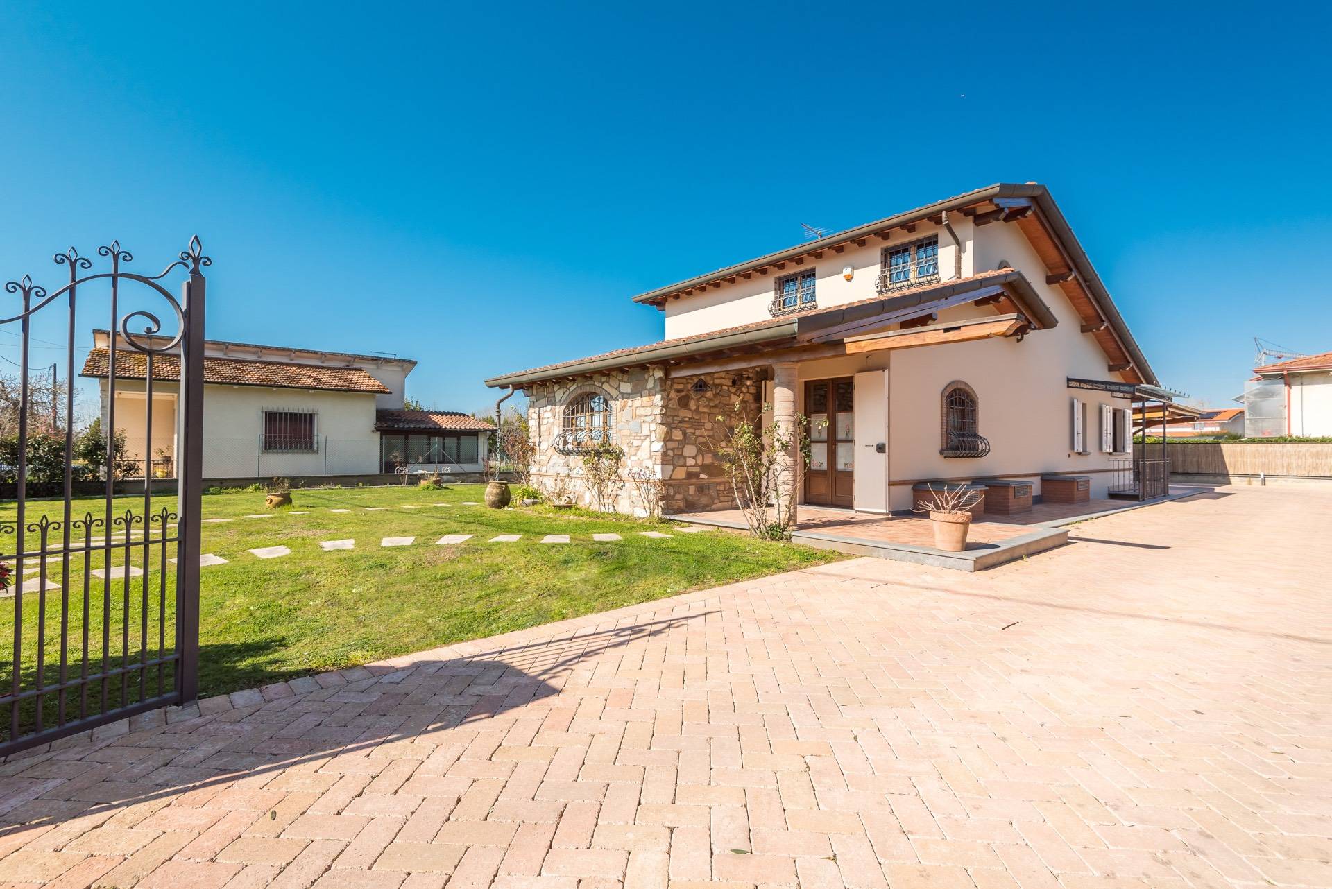 Villa in vendita a Pietrasanta - Zona: Montiscendi