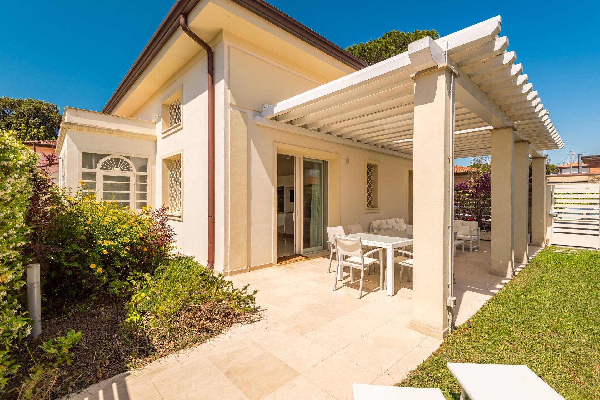 Villa bifamiliare in affitto a Forte dei Marmi