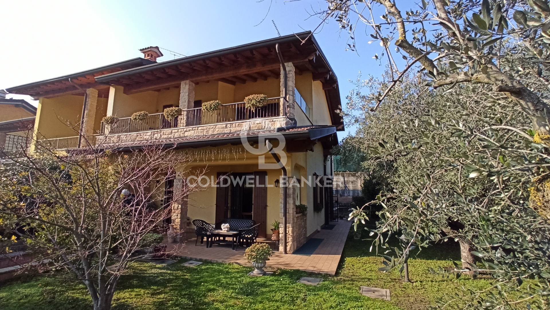 Villa trifamiliare in vendita a Desenzano del Garda - Zona: Desenzano del Garda