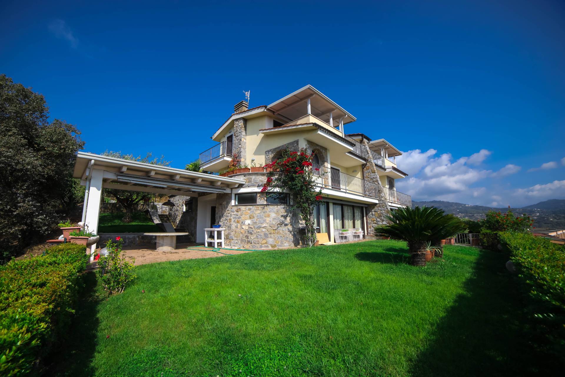Four-family villa for sale in Santa Marina