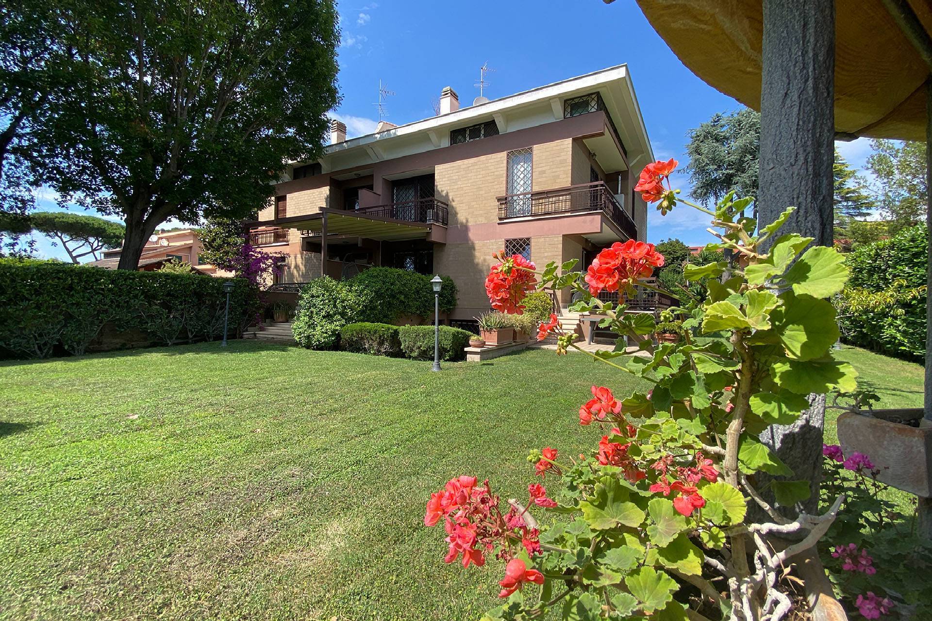 Villa bifamiliare in vendita a Roma