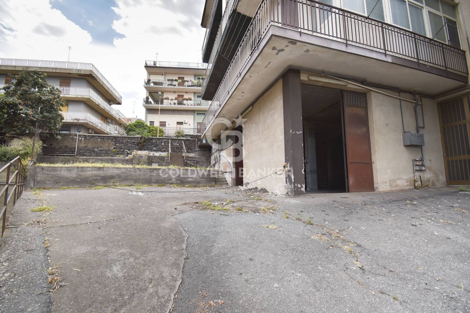 Locale commerciale in vendita a Aci Catena
