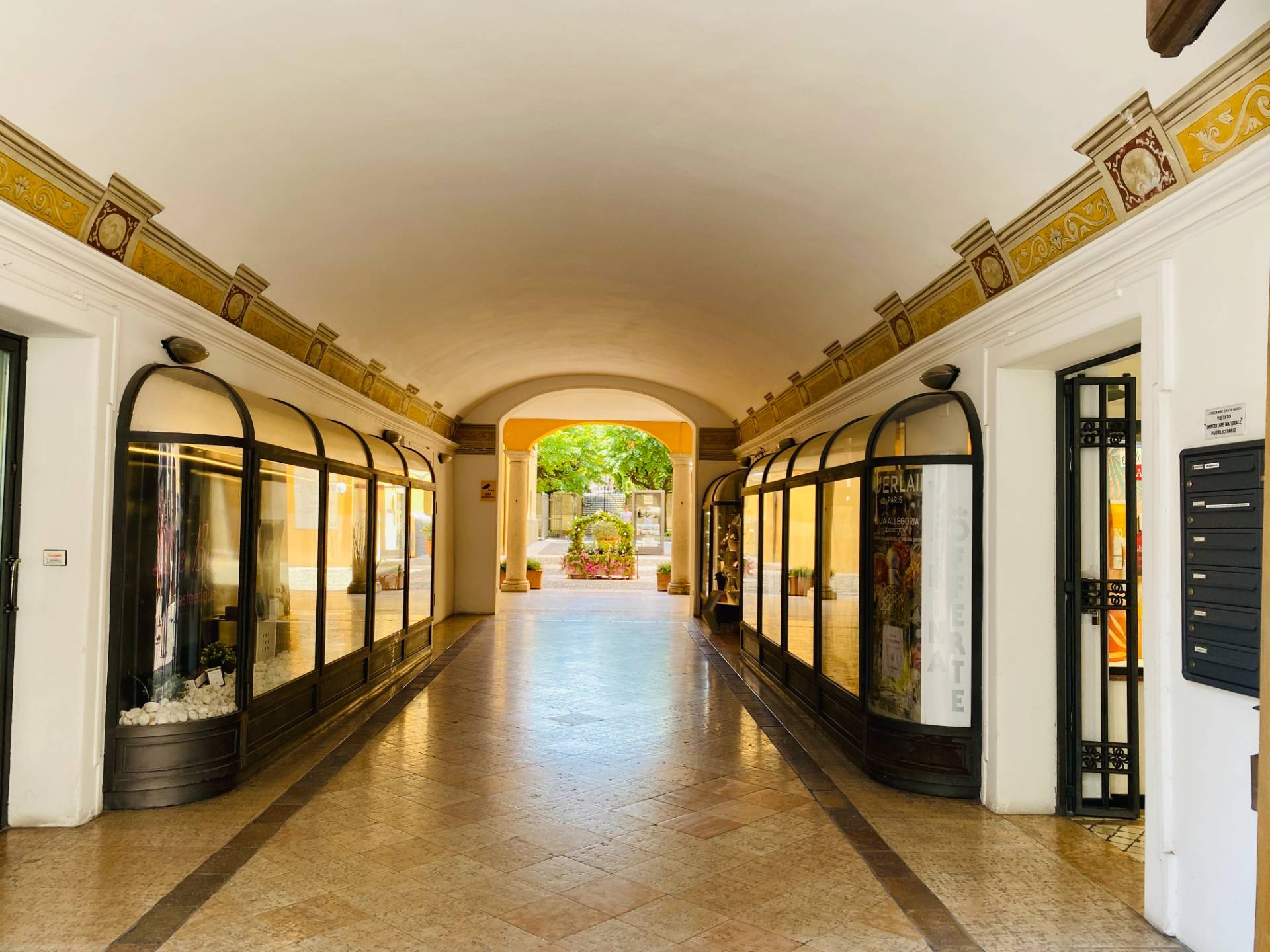 Negozio in affitto/vendita a Desenzano del Garda