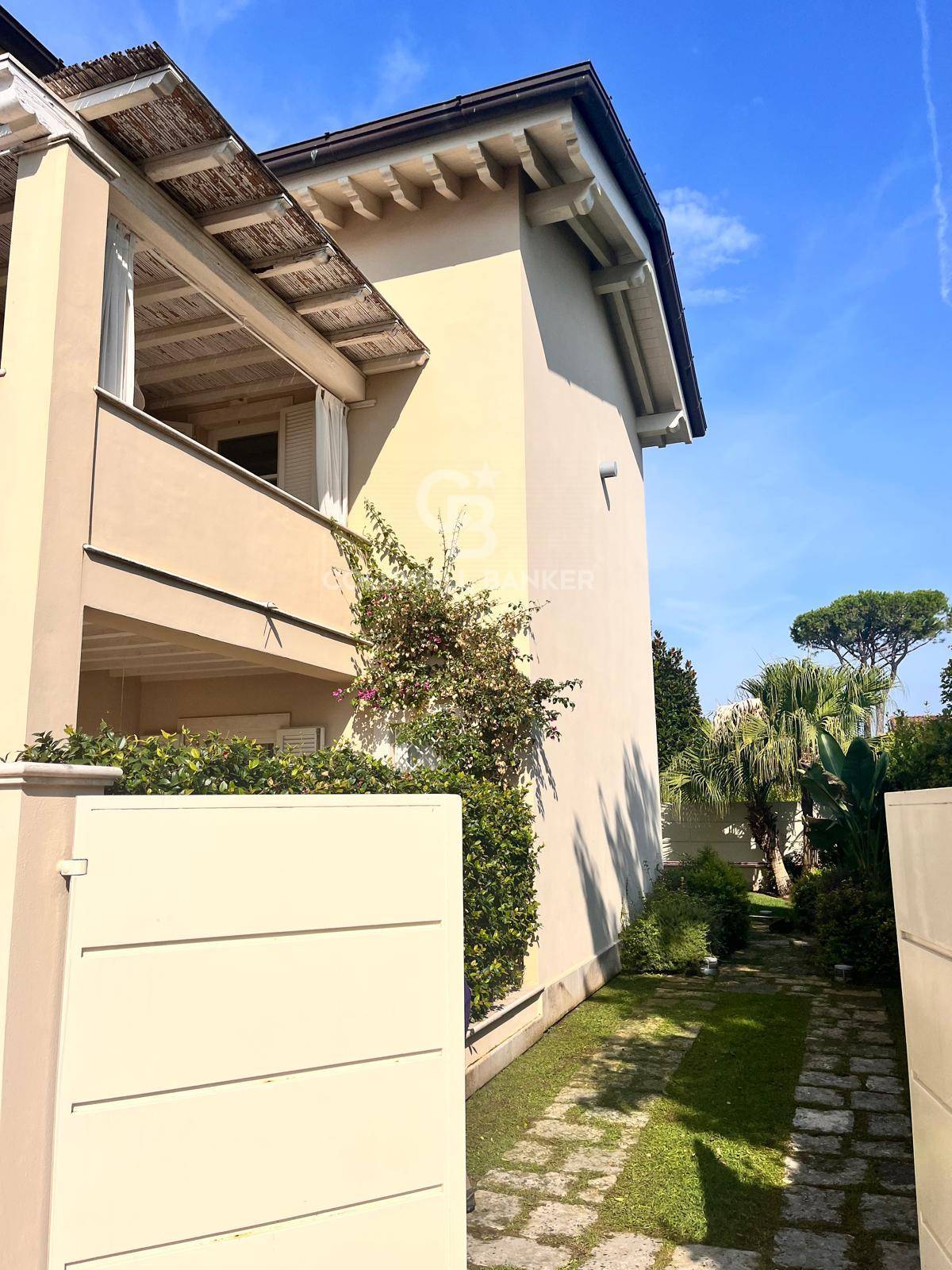 Villa bifamiliare in affitto a Forte dei Marmi
