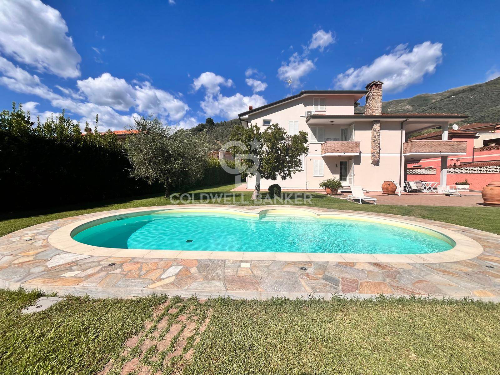 Villa for sale in Camaiore