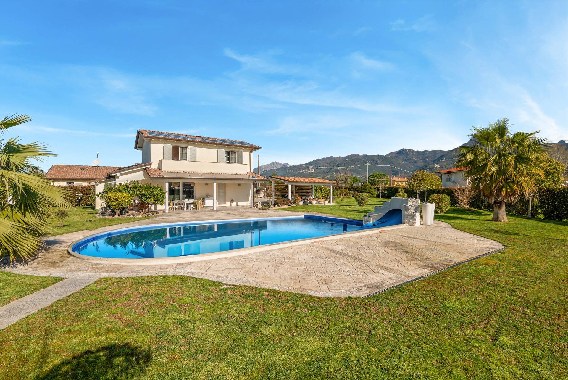 Villa for sale in Camaiore