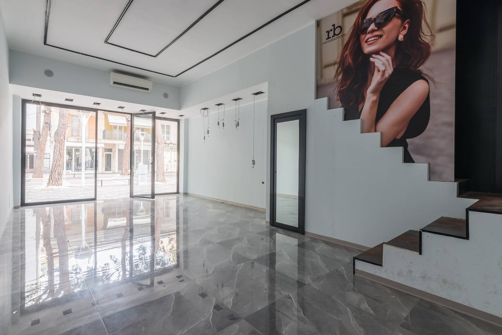 Locale commerciale in vendita a Cattolica