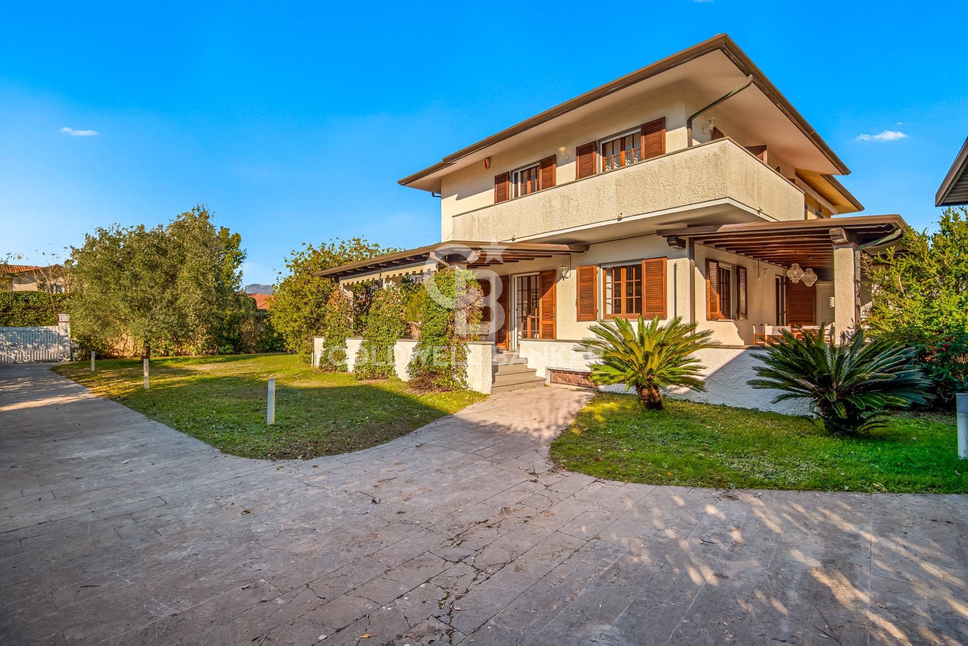 Villa bifamiliare in affitto a Forte dei Marmi