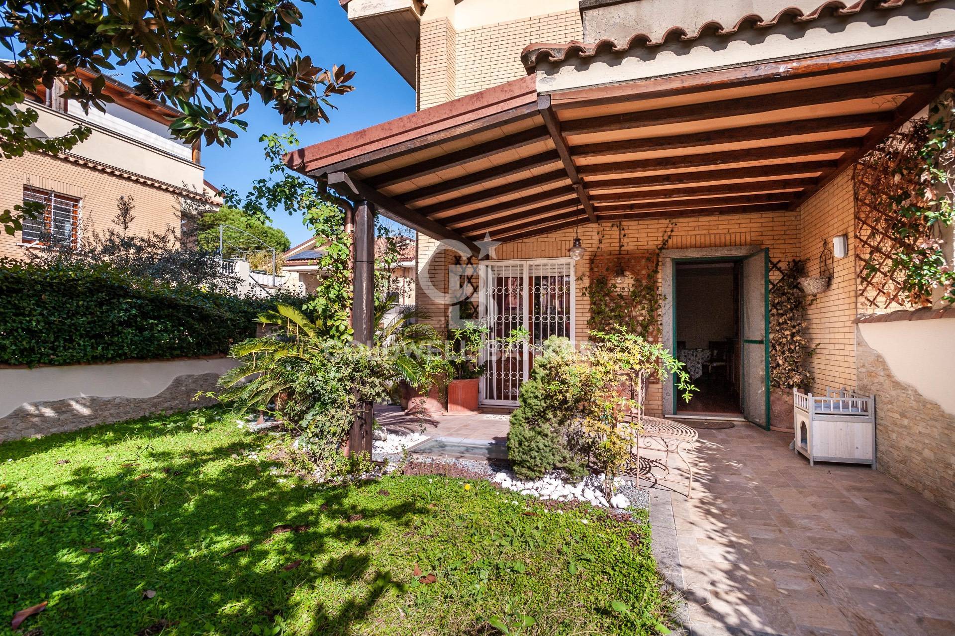 Villa trifamiliare in vendita a Ciampino