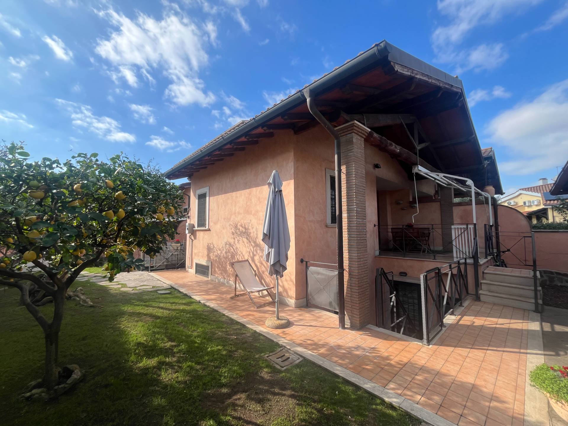 Four-family villa for sale in Roma
