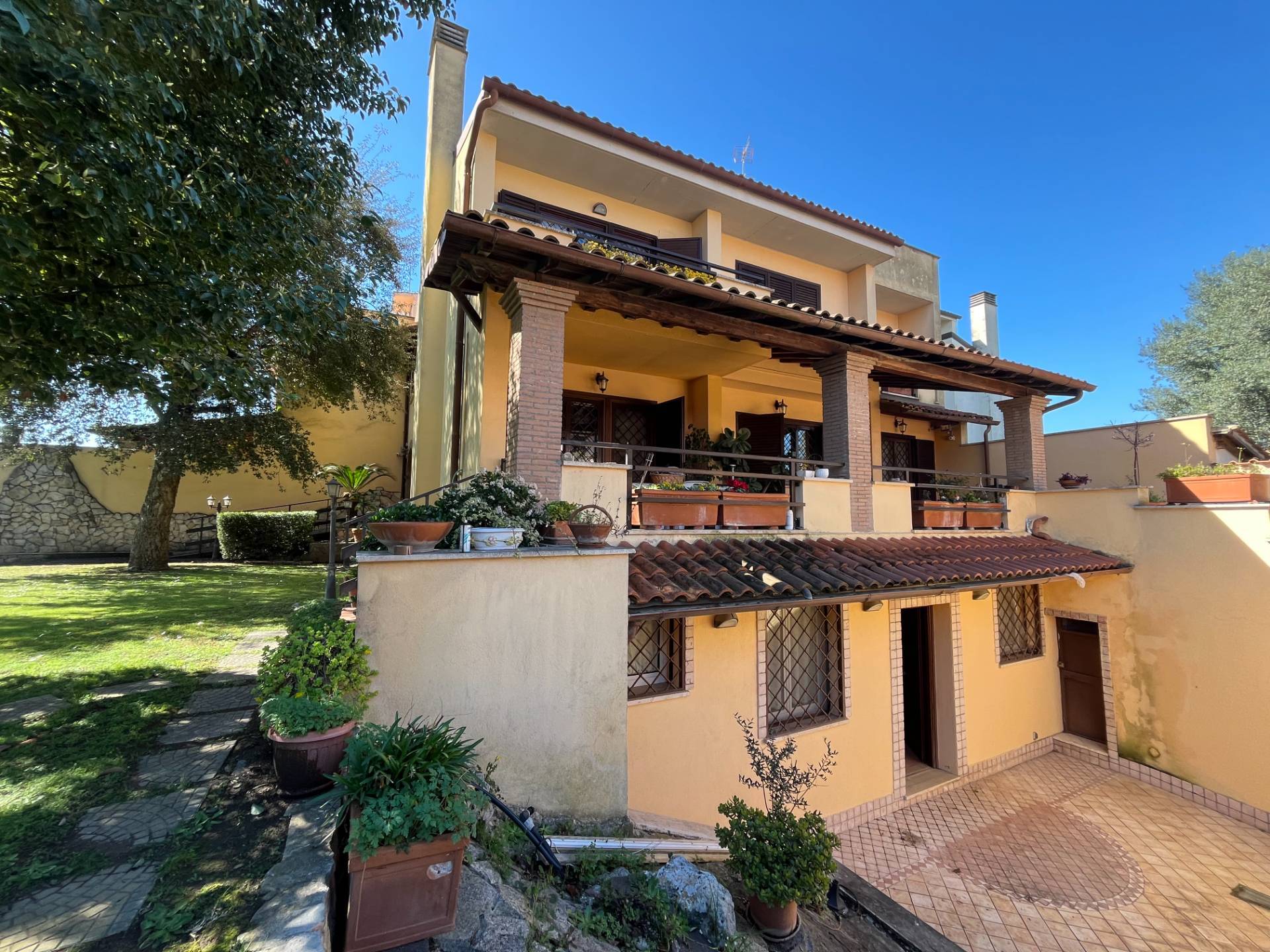 Villa quadrifamiliare in vendita a Roma