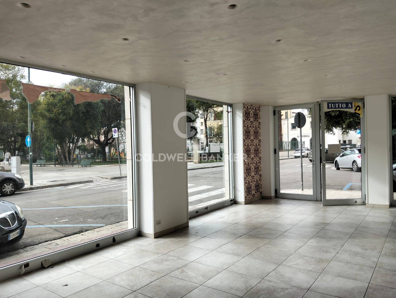 Locale commerciale in affitto a Galatina