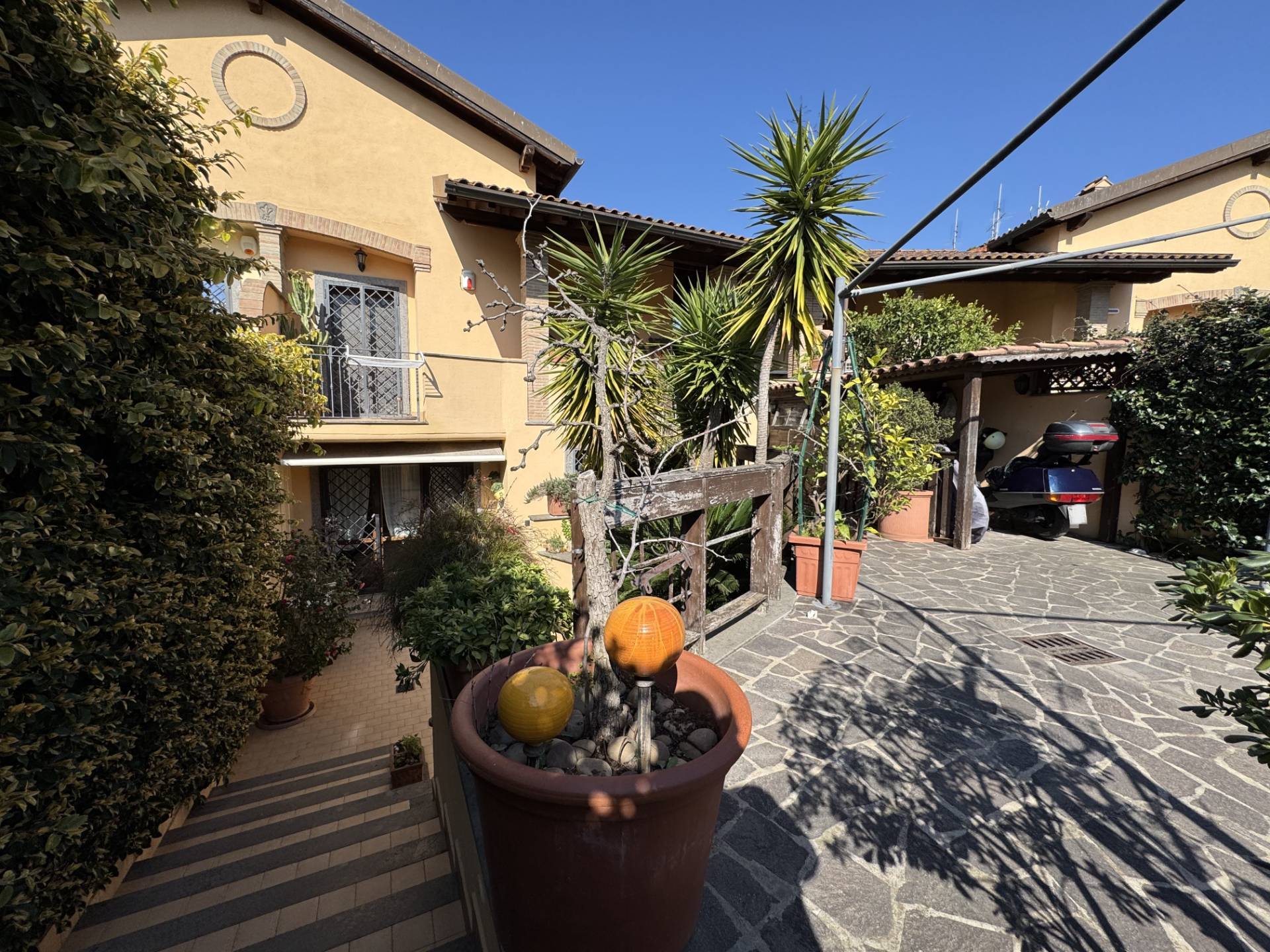 Four-family villa for sale in Roma