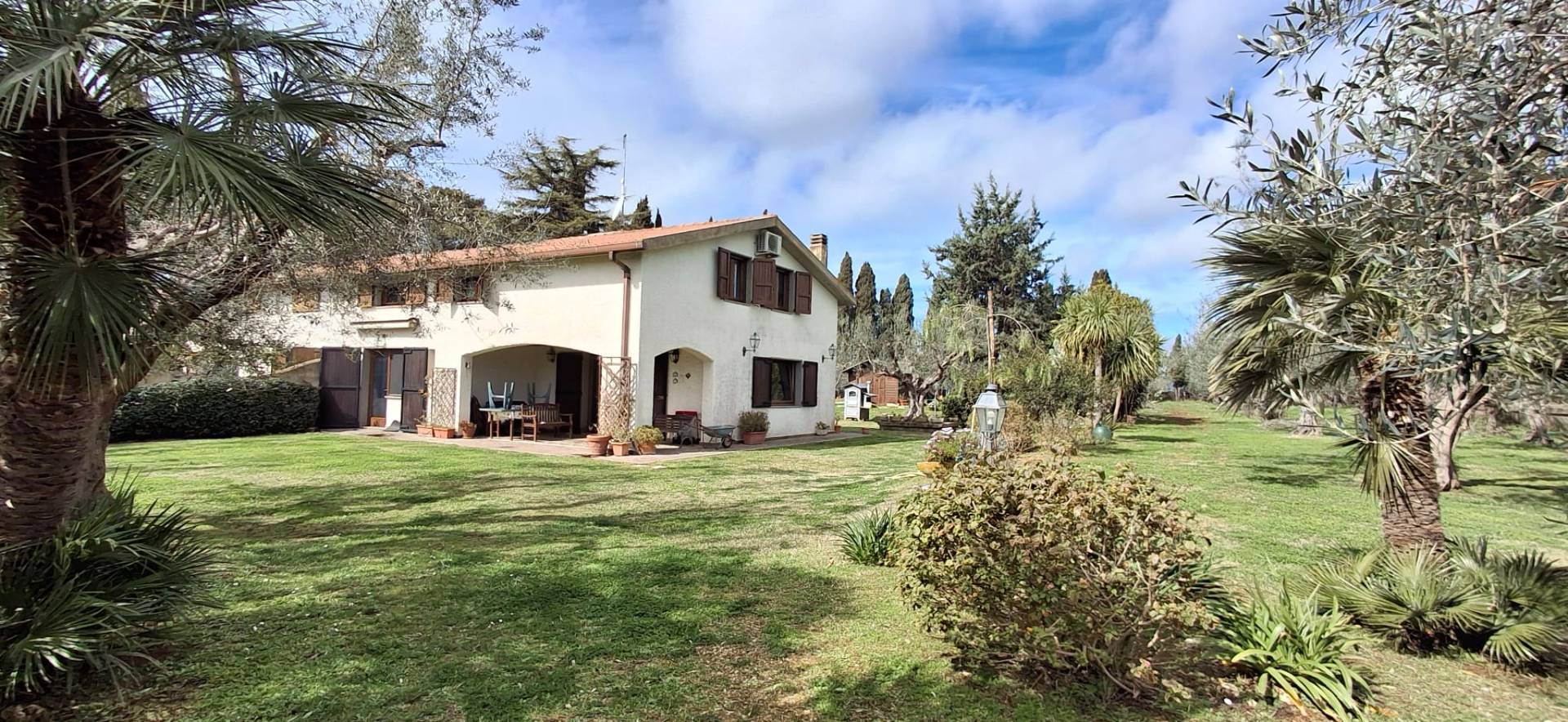 Two-family villa for rent in Tarquinia