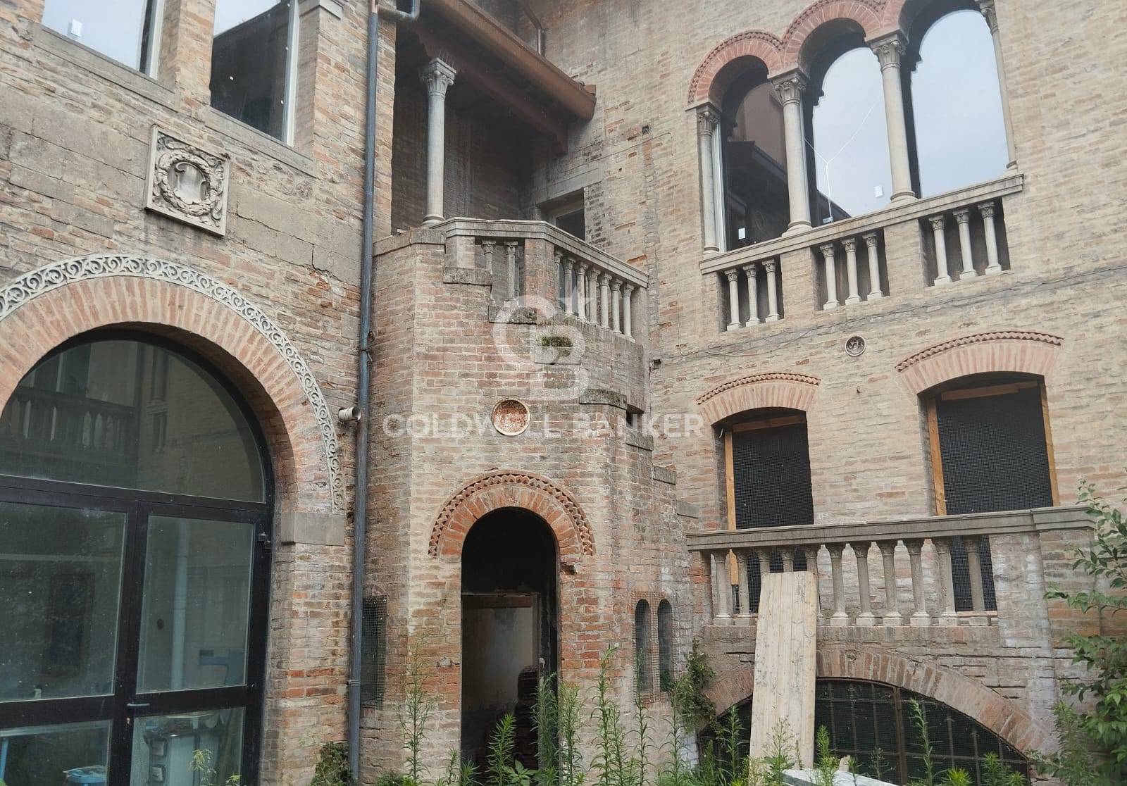 Stabile / Palazzo in vendita a Forlì