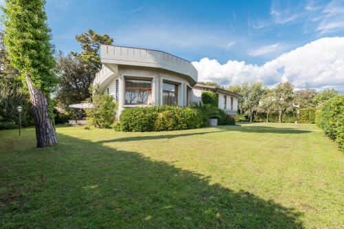 Villa for Sale in Forte dei Marmi