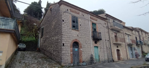 Casa semi-indipendente in vendita a Roccagloriosa (SA)