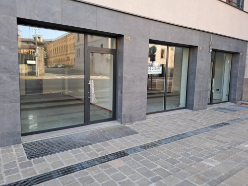 Negozio in Affitto a Bergamo