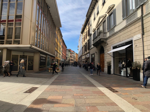 Negozio in Affitto a Bergamo