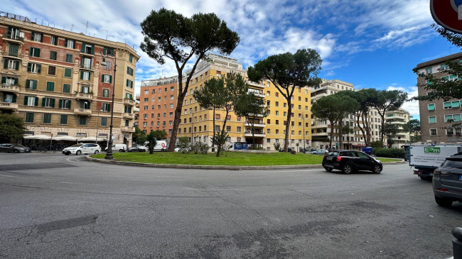 Fondo commerciale in vendita a Trieste, Roma (RM)