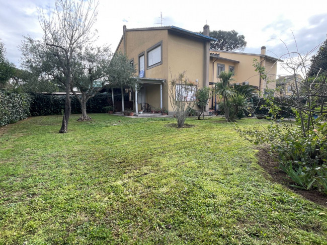 Four-family house for sale in Roma
